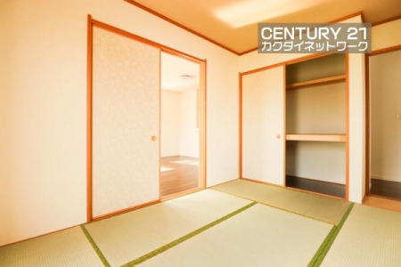 �@LDK�ɗאڂ��Ă���̂ł��q�l��V�΂����肨���Q�������肵�Ȃ���Ǝ����s���܂��B�Ƒ��c���◈�q���̋q�ԂȂǑ��p�r�ɂ��g�����������邽�߁A1������Ɣ��ɕ֗��ł��ˁB