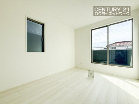 �@���������J���[�̏��ނ������ɒ��a�����{�@��B