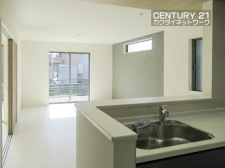 �L�b�`���@���H���̏��������Ȃ���Ƒ��Ƃ̉�b���y���߂�ΖʃL�b�`���B