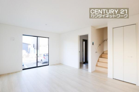 ���r���O�@���r���O�C���K�i�̂������ŊJ�����̂��郊�r���O�ցB�K�����r���O��ʂ邽�ߎ��R�ƉƑ��Ԃ̃R�~���j�P�[�V�����������܂��B