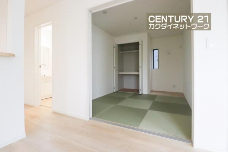 �@LDK�ɗאڂ��Ă���̂ł��q�l��V�΂����肨���Q�������肵�Ȃ���Ǝ����s���܂��B�Ƒ��c���◈�q���̋q�ԂȂǑ��p�r�ɂ��g�����������邽�߁A1������Ɣ��ɕ֗��ł��ˁB