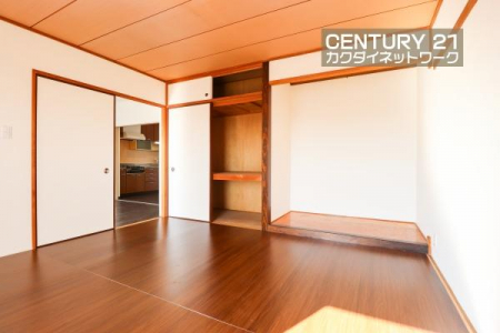 �@LDK�ɗאڂ��Ă���̂ł��q�l��V�΂����肨���Q�������肵�Ȃ���Ǝ����s���܂��B�Ƒ��c���◈�q���̋q�ԂȂǑ��p�r�ɂ��g�����������邽�߁A1������Ɣ��ɕ֗��ł��ˁB