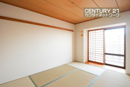 �@LDK�ɗאڂ��Ă���̂ł��q�l��V�΂����肨���Q�������肵�Ȃ���Ǝ����s���܂��B�Ƒ��c���◈�q���̋q�ԂȂǑ��p�r�ɂ��g�����������邽�߁A1������Ɣ��ɕ֗��ł��ˁB