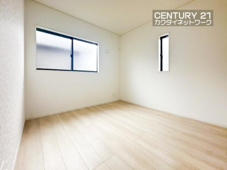 �@���������J���[�̏��ނ������ɒ��a�����{�@��B