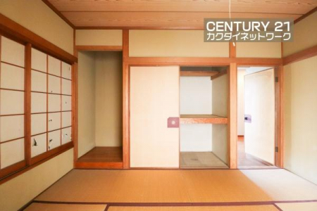 �@LDK�ɗאڂ��Ă���̂ł��q�l��V�΂����肨���Q�������肵�Ȃ���Ǝ����s���܂��B�Ƒ��c���◈�q���̋q�ԂȂǑ��p�r�ɂ��g�����������邽�߁A1������Ɣ��ɕ֗��ł��ˁB