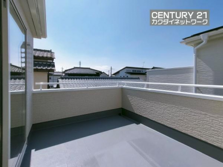 �o���R�j�[�@�[���ȍL�����m�ۂ��ꂽ�o���R�j�[�B