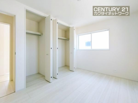 �@���������J���[�̏��ނ������ɒ��a�����{�@��B