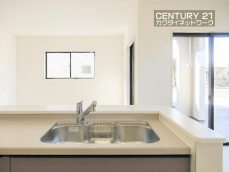 �L�b�`���@���H���̏��������Ȃ���Ƒ��Ƃ̉�b���y���߂�ΖʃL�b�`���B