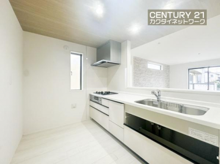 �L�b�`���@���H���̏��������Ȃ���Ƒ��Ƃ̉�b���y���߂�ΖʃL�b�`���B