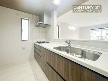 �L�b�`���@���H���̏��������Ȃ���Ƒ��Ƃ̉�b���y���߂�ΖʃL�b�`���B