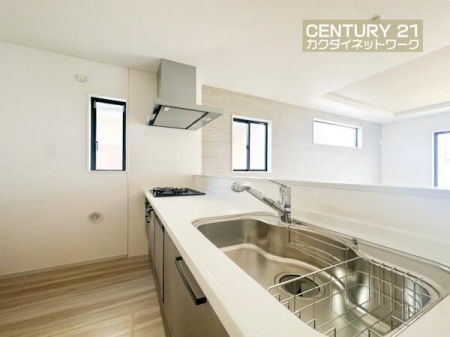 �L�b�`���@���H���̏��������Ȃ���Ƒ��Ƃ̉�b���y���߂�ΖʃL�b�`���B