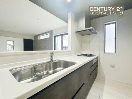 �L�b�`���@���H���̏��������Ȃ���Ƒ��Ƃ̉�b���y���߂�ΖʃL�b�`���B