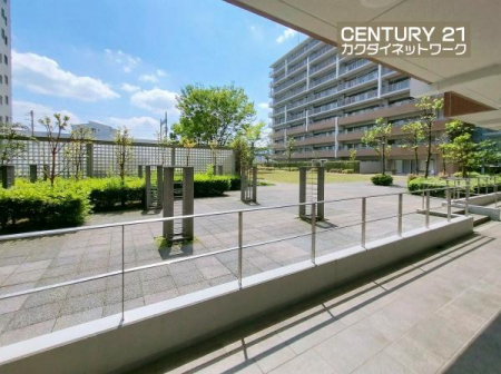 �@�G���g�����X�z�[���A���E���W�̐�ɁA�J�����̂���v���C�x�[�g�K�[�f�����������܂��B
