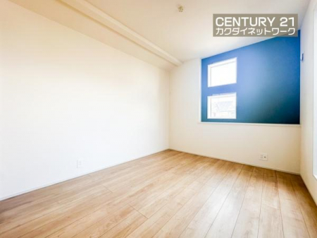 �@���������J���[�̏��ނ������ɒ��a�����{�@��B