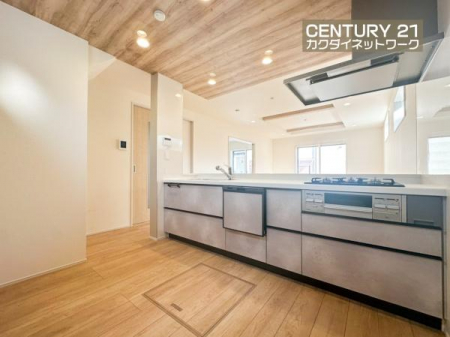 �L�b�`���@���H���̏��������Ȃ���Ƒ��Ƃ̉�b���y���߂�ΖʃL�b�`���B