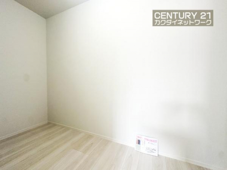 ���[�@2�K�z�[���Ɏ��[������܂��B�N���[�[�b�g�ɓ��肫��Ȃ��Ȃ����������܂��Ă����̂ɕ֗��ł��B