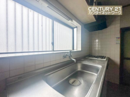 �L�b�`���@�������Ă���܂��̂Ŗ��邢�L�b�`���ł������ł��܂��B